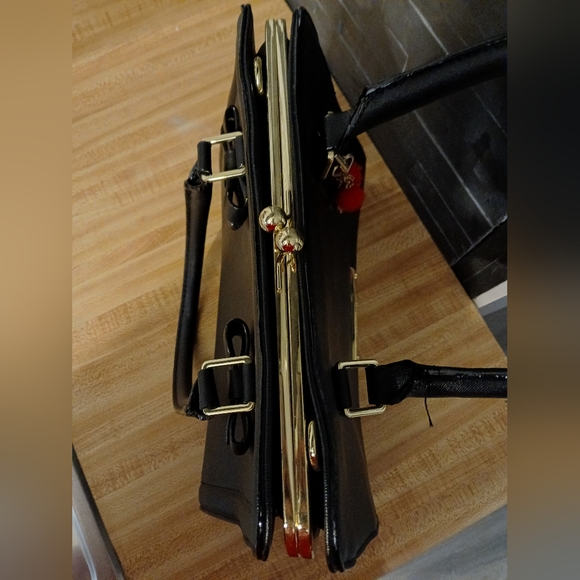 Betsey Johnson Like NEW Black Tote/Crossbody with Kisslock - Picture 12 of 15